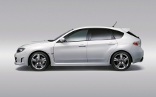 Взгляд в профиль на белый Subaru Impreza WRX STI